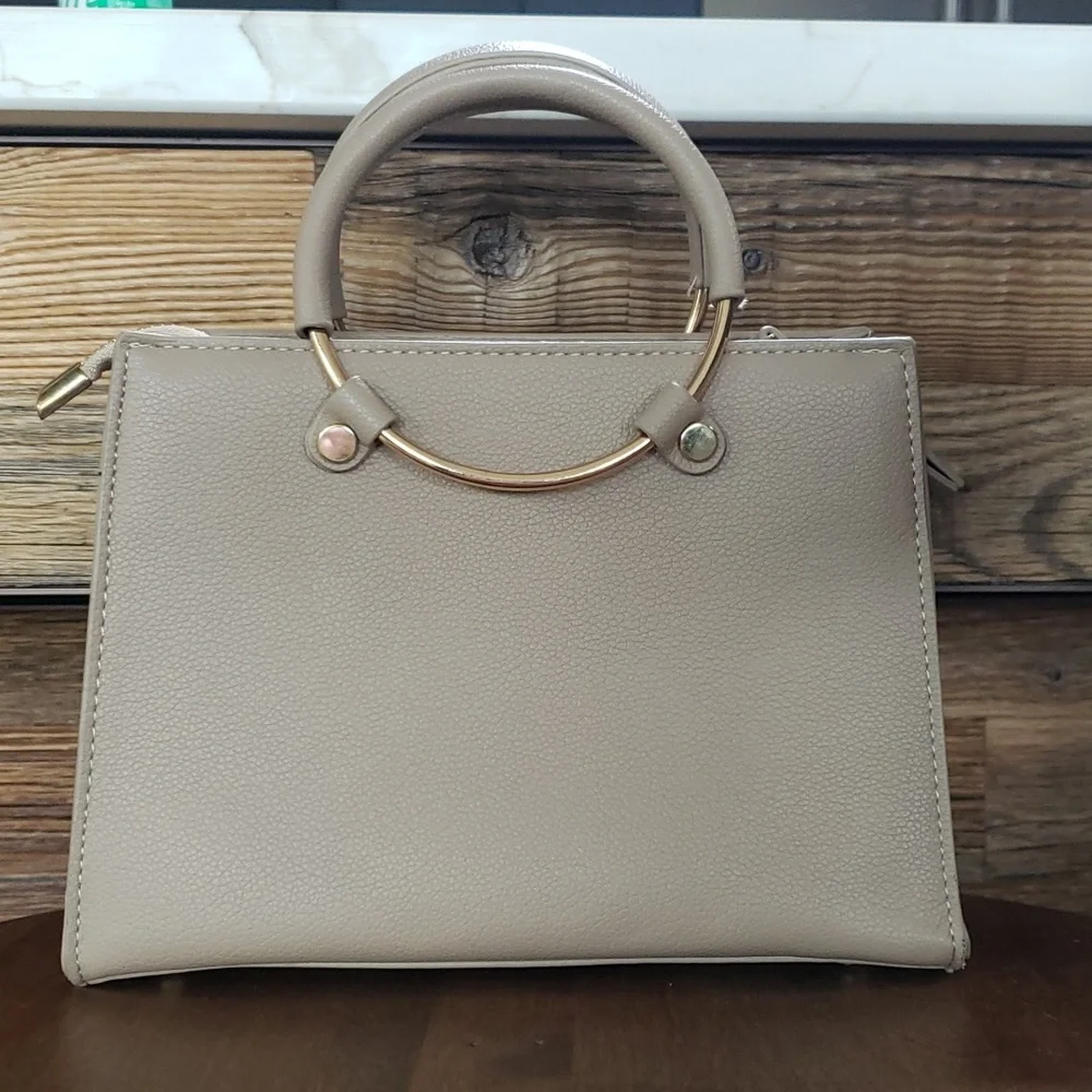 NWOT Crossbody purse with attachable strap - Picture 2 of 9